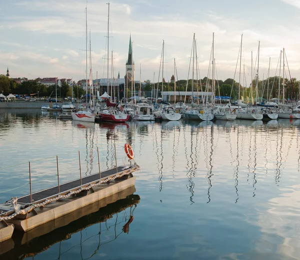 Puerto del Almirantazgo en Tallin. La celebración de los días del mar . — Foto de Stock