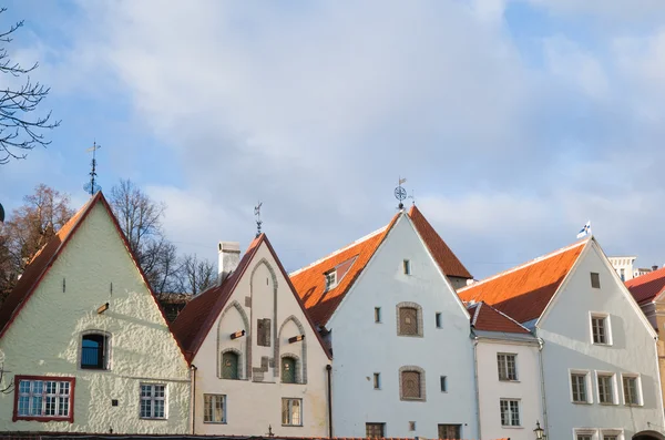Homlokzatán a régi ház Tallinnban — Stock Fotó