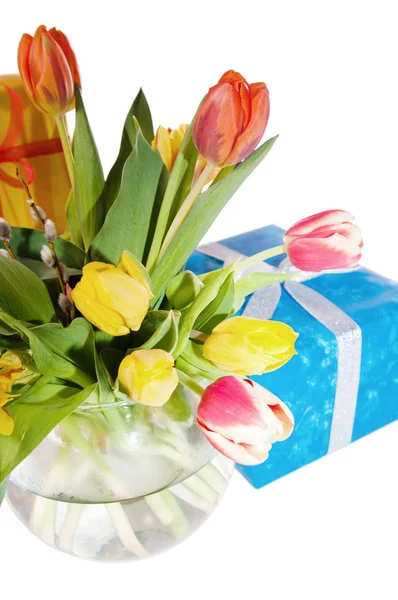 Tulipany i pudełka z prezenty, to na białym tle biały — Zdjęcie stockowe