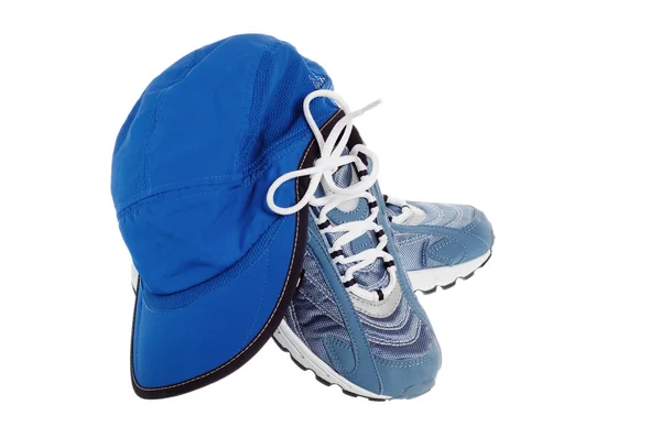 Спортивная обувь и шапочка изолированы на белом — стоковое фото