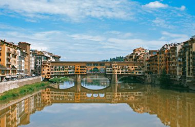 Floransa'da arno Nehri üzerinde Ortaçağ köprü