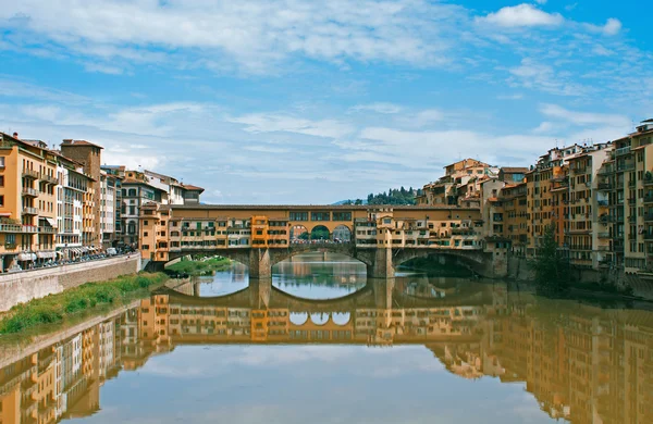 中世フィレンツェ、アルノ川の橋 ロイヤリティフリーのストック画像