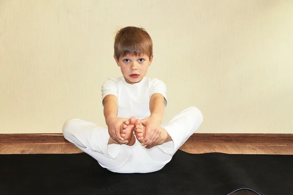Baby yoga hemma — Stockfoto