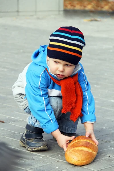 The kid gives bread pigeons — Stock Photo, Image