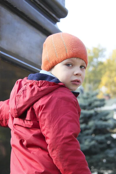 Мальчик гулял в осеннем парке — стоковое фото