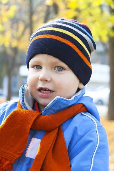 Zadowolony z dzieckiem w jesienny spacer w parku — Zdjęcie stockowe