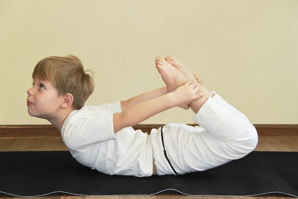 Bebé yoga en casa —  Fotos de Stock