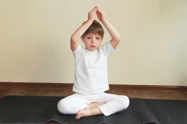 Yoga bebê em casa — Fotografia de Stock