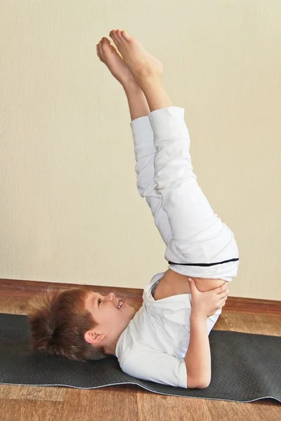 Bebek evde yoga — Stok fotoğraf