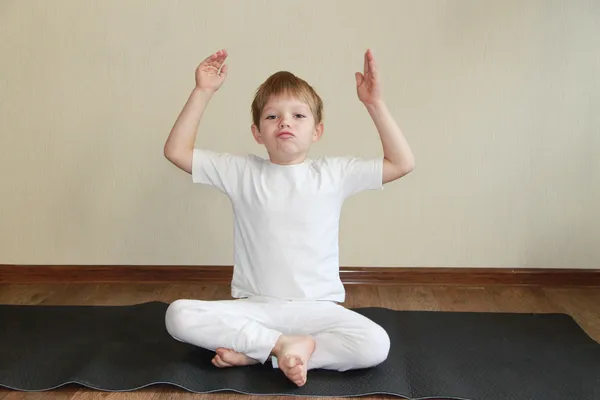 Baby yoga hemma — Stockfoto