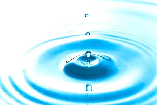 Kapka vody spadající do vody, perfektní dropletu splash — Stock fotografie