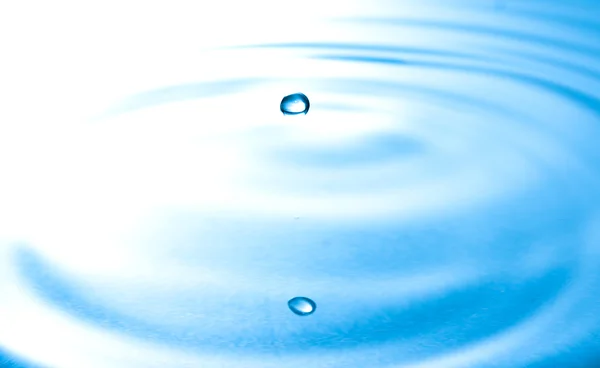 Kapka vody spadající do vody, perfektní dropletu splash — Stock fotografie