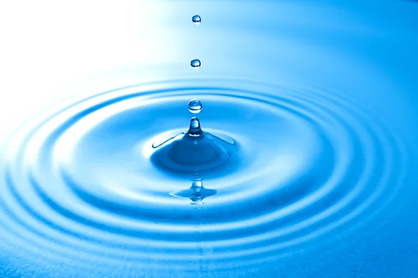 Transparent drop of water, falls downwards. — Stock Photo, Image
