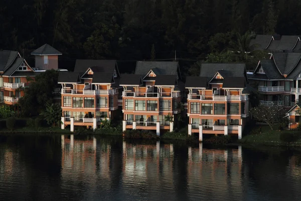 Orange hus nära en sjö — Stockfoto