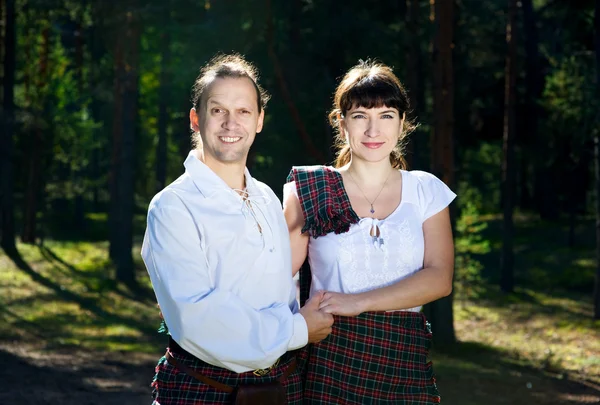 Homme et femme en costume écossais — Photo