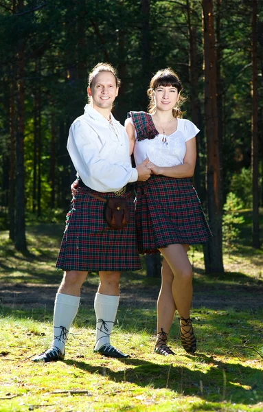 男人和女人在苏格兰服装 — Φωτογραφία Αρχείου