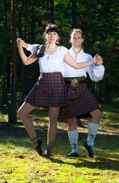 Мужчина и женщина в шотландском костюме — стоковое фото