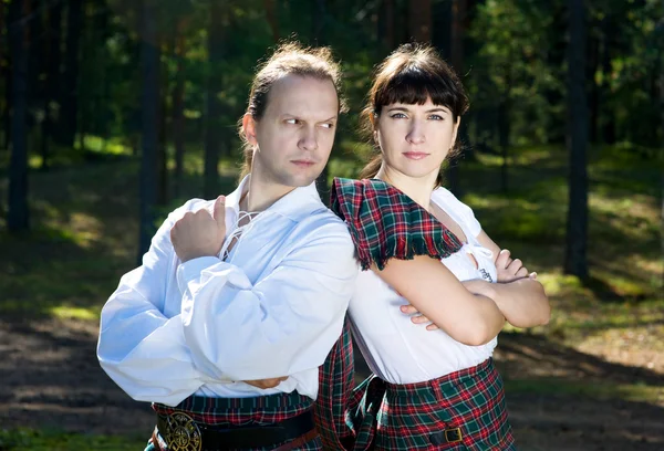 Man en vrouw in Schotse kostuum — Stockfoto