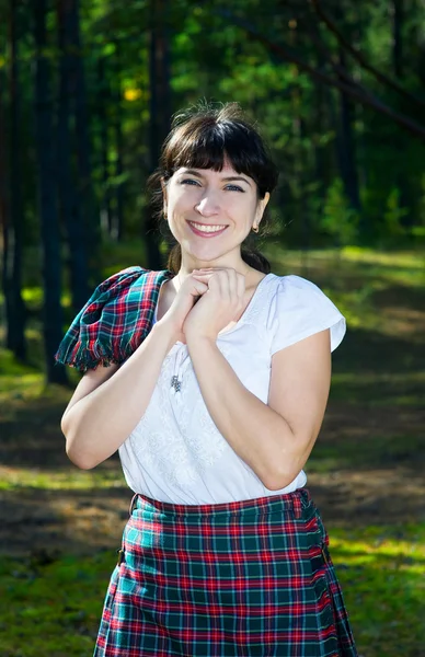 Mujer sonriente en traje escocés —  Fotos de Stock