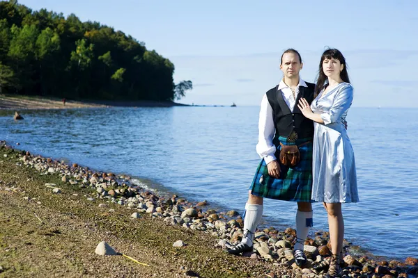 Женщина и мужчина в шотландском костюме — стоковое фото