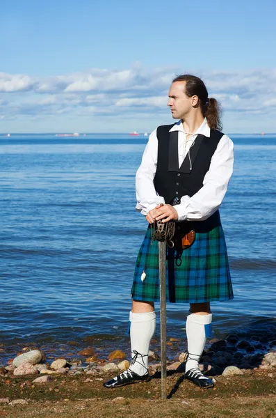 Hombre en traje escocés con espada —  Fotos de Stock
