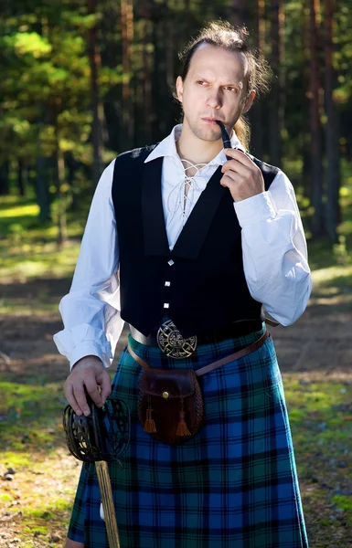 Красивий чоловік в шотландському костюмі — стокове фото