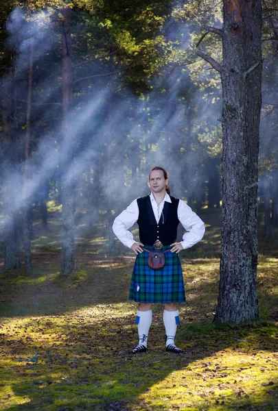 Uomo in costume scozzese nella foresta — Foto Stock