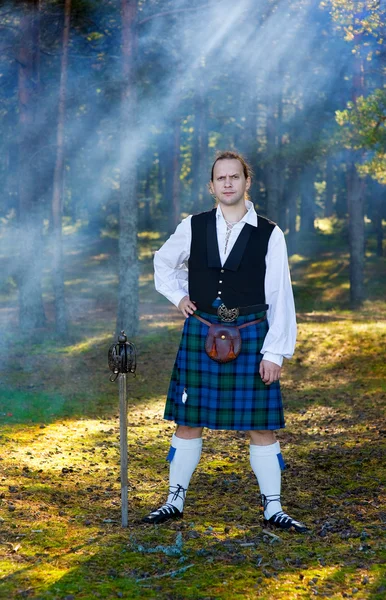 Modig man i skotsk dräkt med svärd — Stockfoto