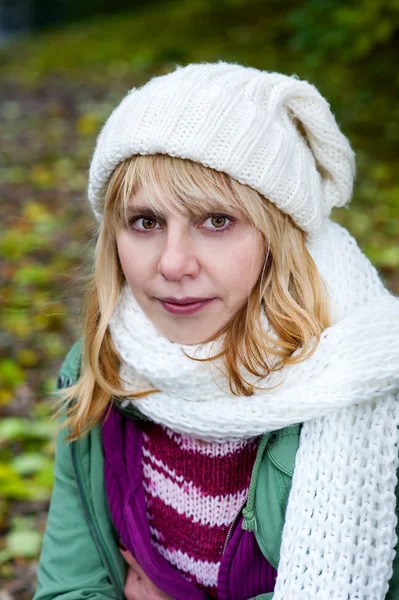 Blondýnka v bílou čepici a šálu — Stock fotografie