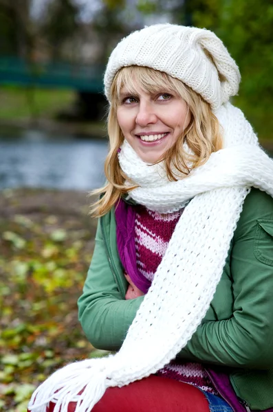 Donna sorridente con cappuccio bianco e sciarpa — Foto Stock