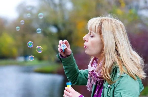 Blond kvinna med såpbubblor — Stockfoto