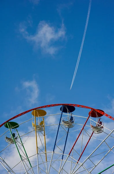 Ferris wheel and trace of the airplane — Stock Photo, Image