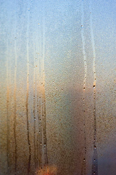 Gotas de orvalho na superfície da janela — Fotografia de Stock