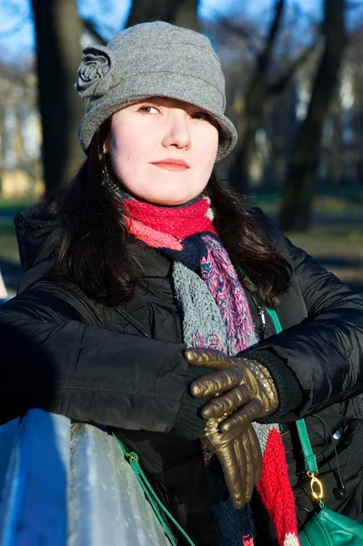 Porträt einer Frau mit Hut und Schal — Stockfoto