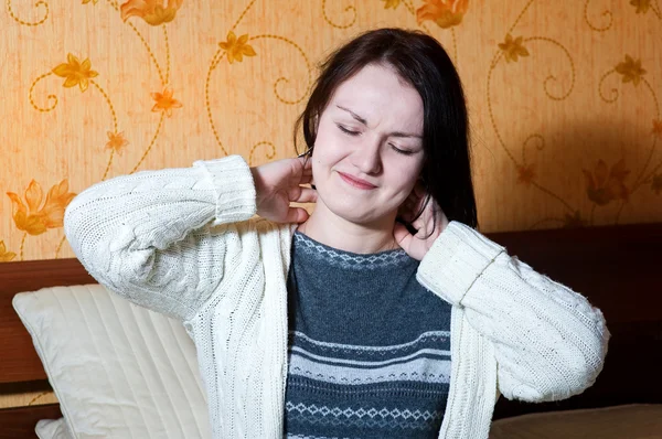 Mulher com dor no pescoço — Fotografia de Stock
