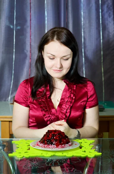 Vrouw willen eten de taart — Stockfoto