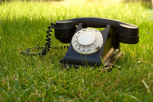 Ρετρό στυλ περιστροφικό τηλέφωνο στο χόρτο — Φωτογραφία Αρχείου