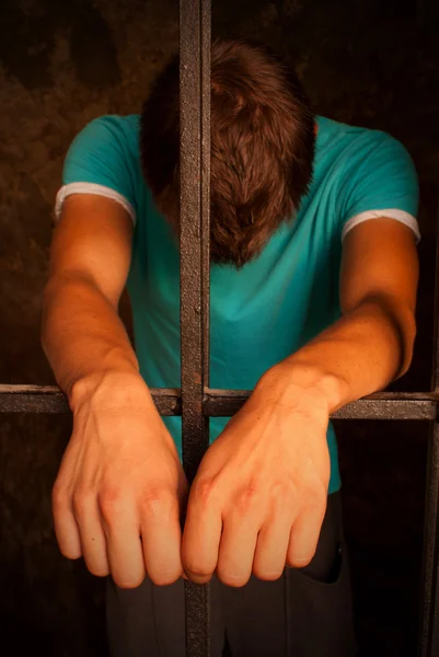 Mann hinter Gittern — Stockfoto
