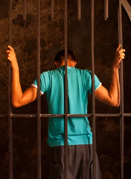 Muž za mřížemi — Stock fotografie