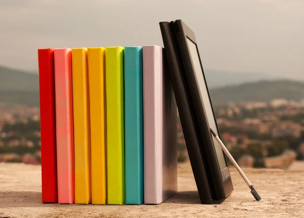 전자 책 독자와 다채로운도 서의 행 — 스톡 사진