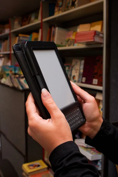 Mãos de mulher segurando leitor de livros eletrônicos — Fotografia de Stock