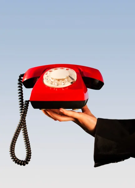 只手握住一个老式的红色电话 — 图库照片