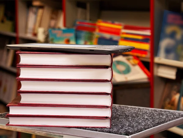 Montón de libros coloridos con lector electrónico de libros —  Fotos de Stock