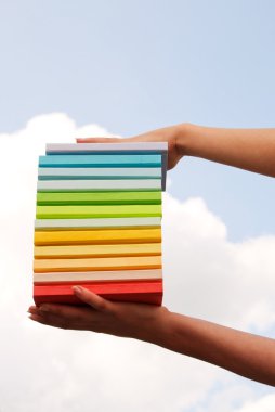 çok renkli tutan eller kitap kapağı