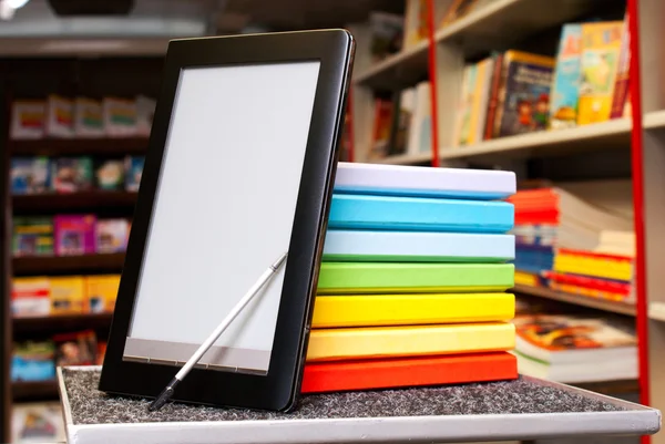 Montón de libros coloridos con lector electrónico de libros — Foto de Stock