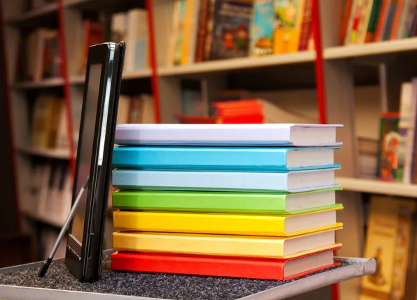 Verem a színes könyvek elektronikus könyv-olvasó — 스톡 사진