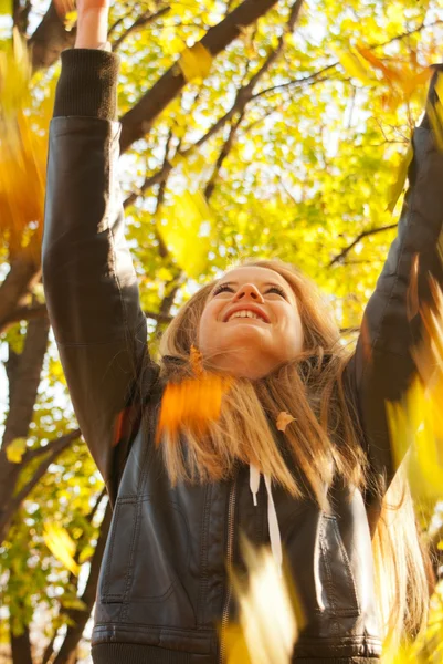 Girl playing with leaves at fall time — Stock Photo, Image