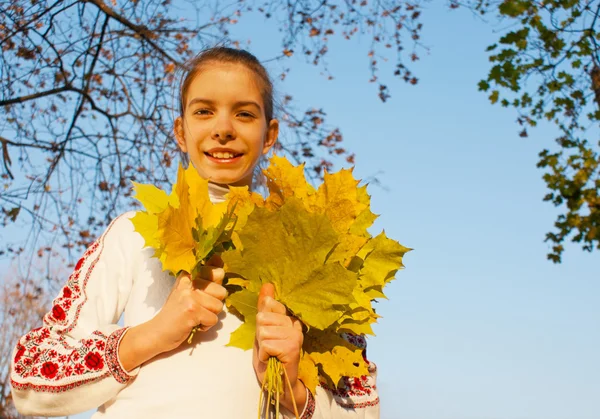 Chica con hojas en tiempo de otoño —  Fotos de Stock