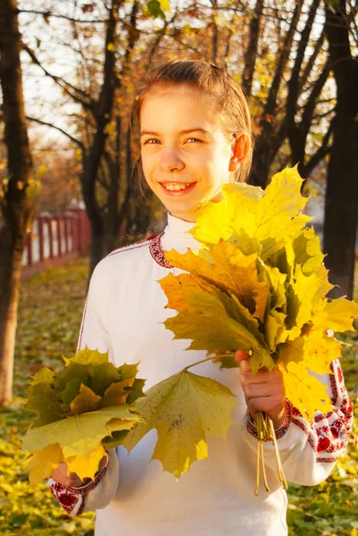Sonbahar zaman yaprakları ile kız — Stok fotoğraf