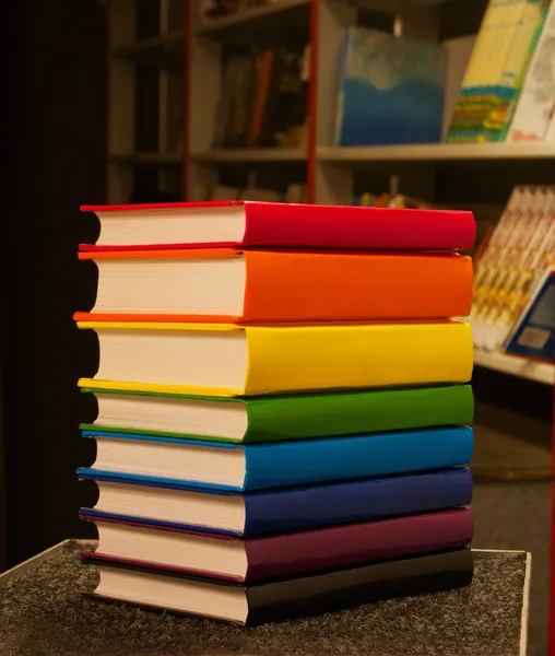 Stapel bunter Bücher im Buchladen — Stockfoto